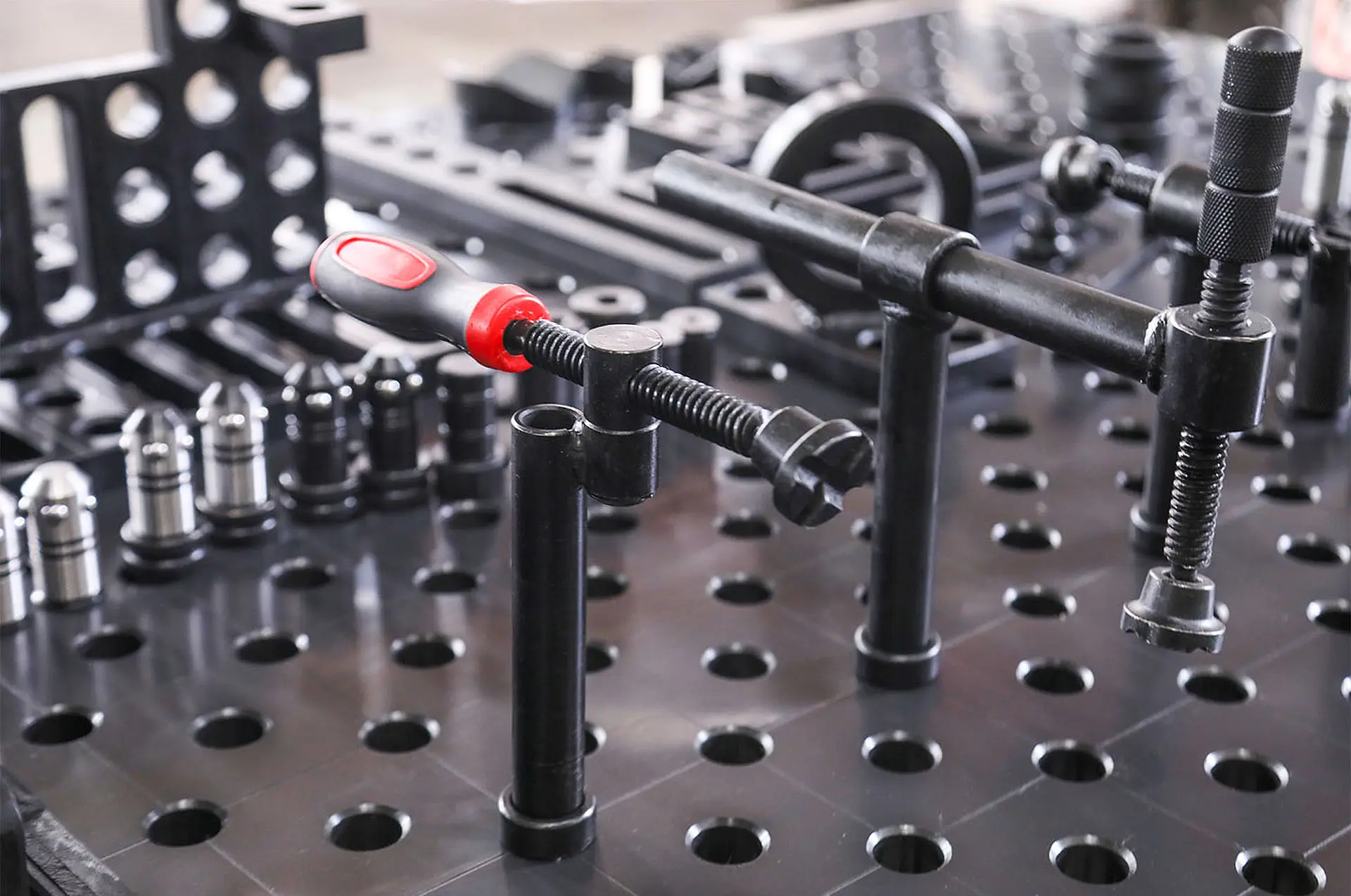 Meja Las Modular 3D Presisi DESCAPRO dengan Surface Superflat Meja Las Modular 3D Presisi DESCAPRO dengan Surface Superflat